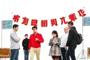《灯塔维修员》纪录短片封面，海雾中的灯塔检修梯