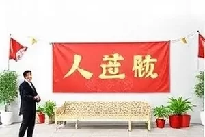 《回声实验》纪录片封面，空旷录音棚里的麦克风