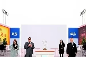 《无人值守电台》播客封面，午夜调频旋钮特写